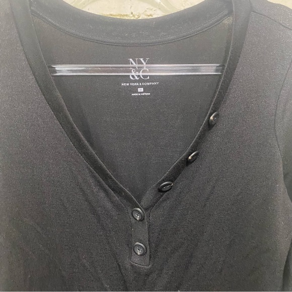 New York & Company Black V Neck Button Neck 3/4 Sleeve Top - Picture 3 of 6